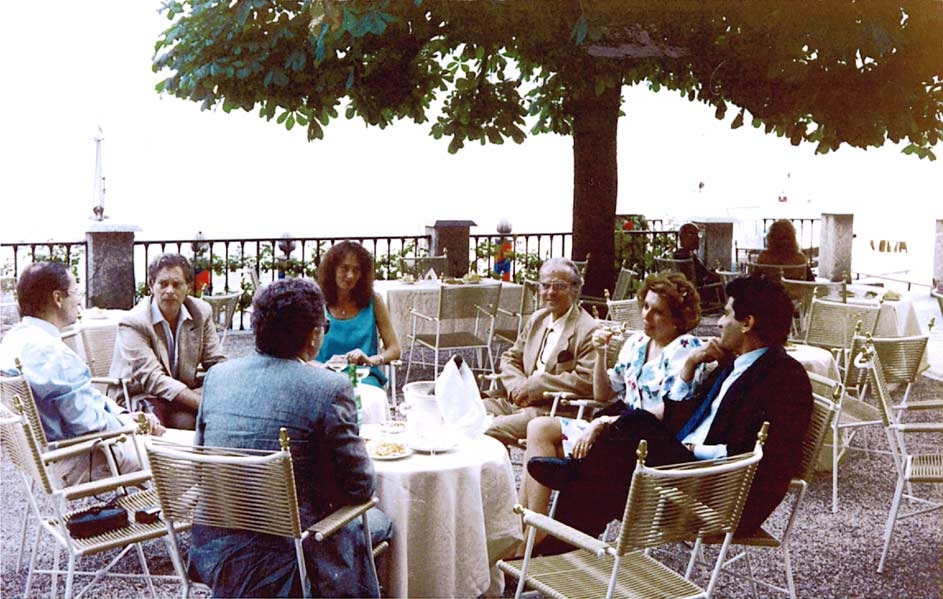 El Naschie together with two pioneers of Chaos; the American Physicist, Mitchell Feigenbaum and the Rus-
sian Academician, Prof. Boris Chirikov. G. Casati and Grassberger are also present. Picture taken in Villa D'Este on
Lake Como, Italy.